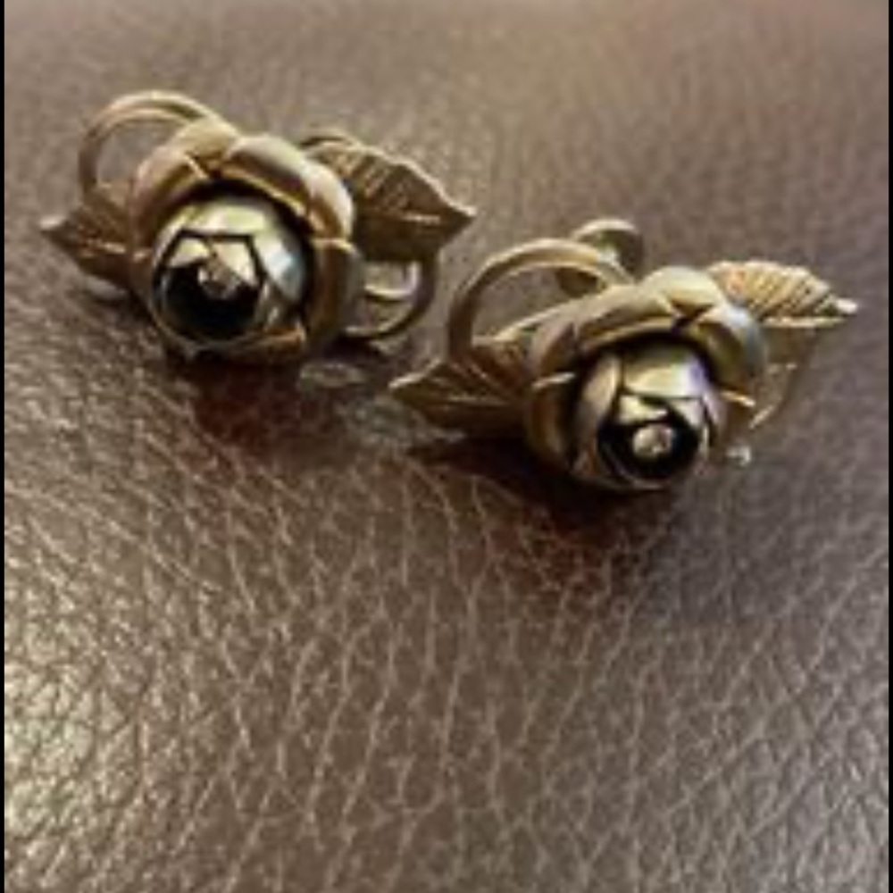 Vintage 3D Rose Flower Screw Back Earrings Gold Tone Rhinestone Center